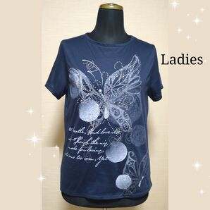 Tシャツ ネイビー 英字 蝶 キラキラ 半袖