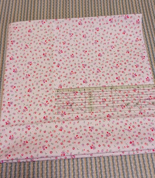 222 綿混プリント 小さな花と花束柄生地 ピンク色地 108×60cm