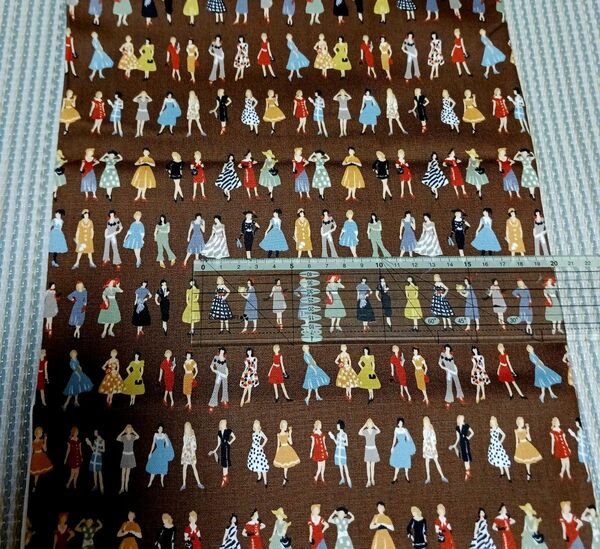 195 ファッションガール柄生地 ブラウン系 110×50cm