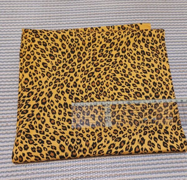 230 現品限り セブンベリー ヒョウ柄 ブロード生地 109×100cm
