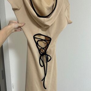 ミニ丈 パーカーワンピース ベージュ 背中開き
