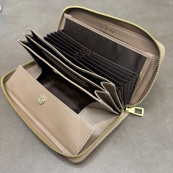 美品 長財布 大容量 ベージュ