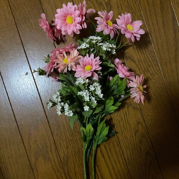 造花 ピンクのマーガレットと白い小さなお花
