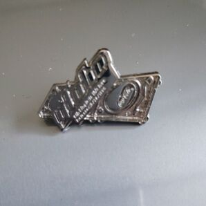 キャッシュ・キャリー ピンバッジ ロゴ入り