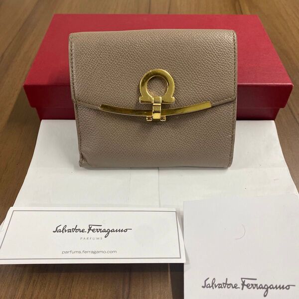 新品同様!サルヴァトーレフェラガモ Salvatore Ferragamo 財布 二つ折り 折り財布 ガンチーニ