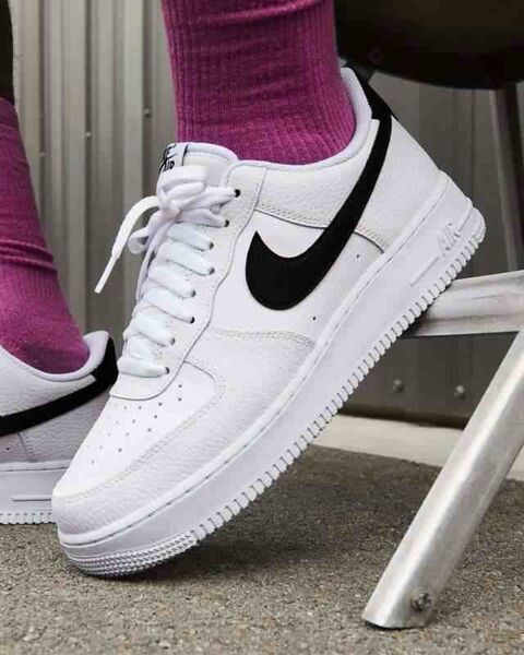 新品24.0!ナイキ NIKE エアフォースワン スニーカー 白 黒 AIR FORCE 1 '07 定番 スニーカー女子