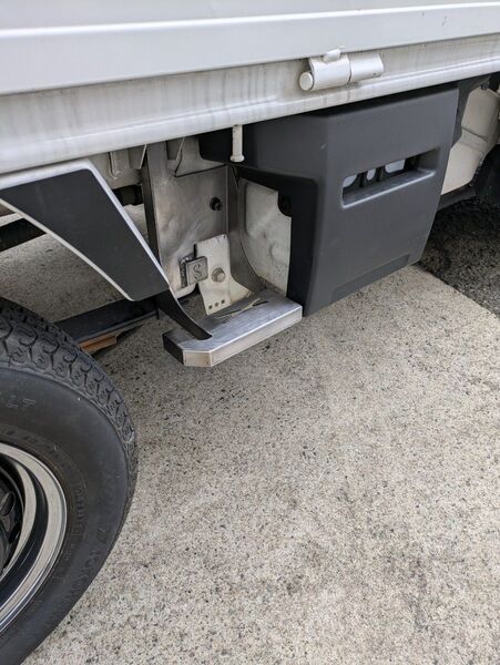 キャリィDA16T前期型 運転席側サイドステップ 無塗装品