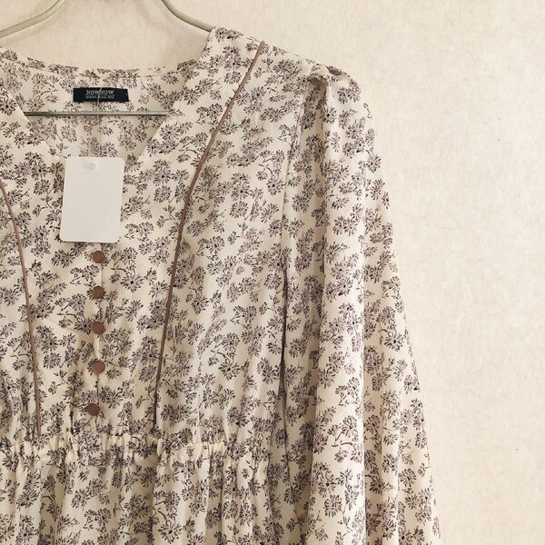 ノーブランド ロングワンピース ホワイト 花柄 春服 シンプル