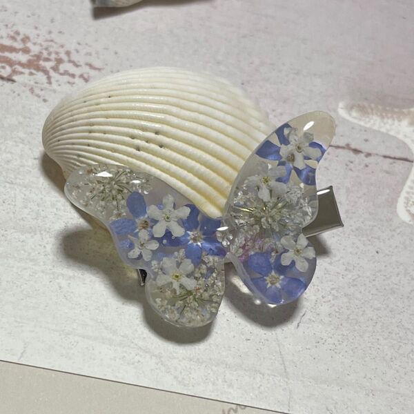 蝶々のヘアクリップ 忘れな草 blue×white ハンドメイド レジン ヘアアクセサリー