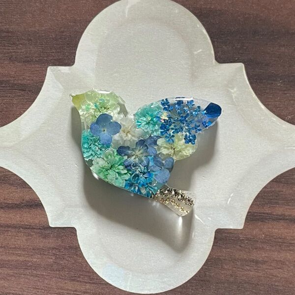 羽ばたく鳥 紫陽花blue ハンドメイド レジン ヘアゴム ブローチ ポニーフック キーホルダー