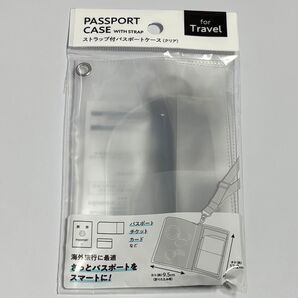 M.924*ストラップ付パスポートケース クリア セリア