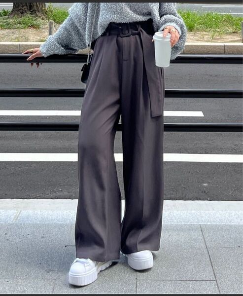 Thevon ベルト付きハイウエストタックパンツ ハイウエスト タックパンツ フリーサイズ チャコールグレー