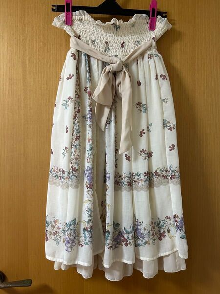 axes femme 白 花柄 スカート