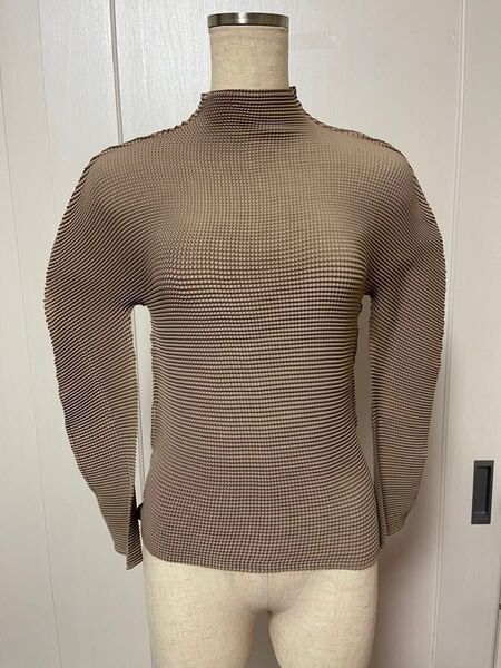 新品 プリーツハイネックプルオーバー F