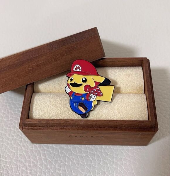 ポケモン コスプレピカチュウ マリオピカチュウ ピンバッジ、ピンズ、ブローチ