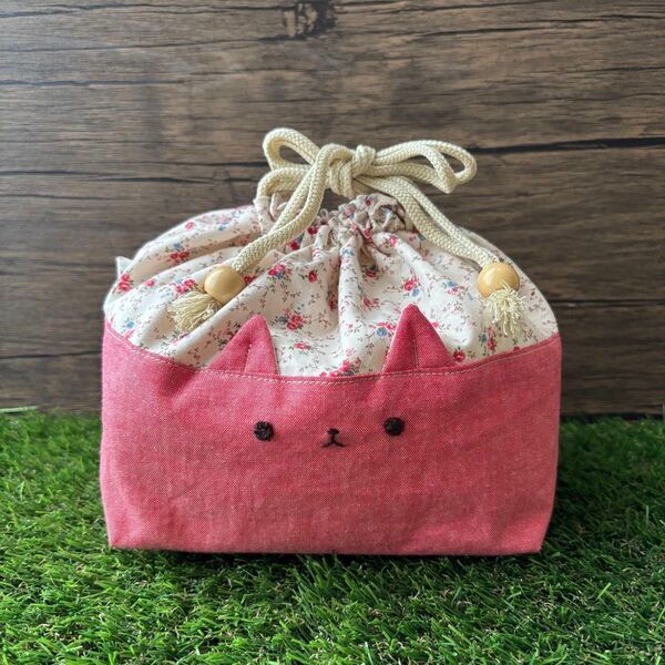 【生えねこのお弁当袋】オリジナルハンドメイド布製入園猫グッズ ランチ巾着 赤花柄