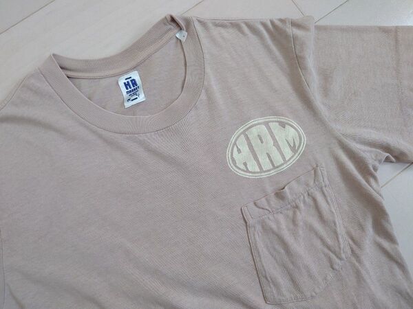 ハリウッドランチマーケット 半袖 Tシャツ 1 ポケット付 ベージュ HRM ロゴ ハリランSサイズ 文字ロゴ クルーネック