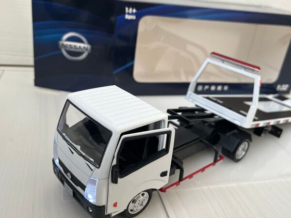 週末価格《箱付新品》1:32 日産 積載車 花見台 ミニカー