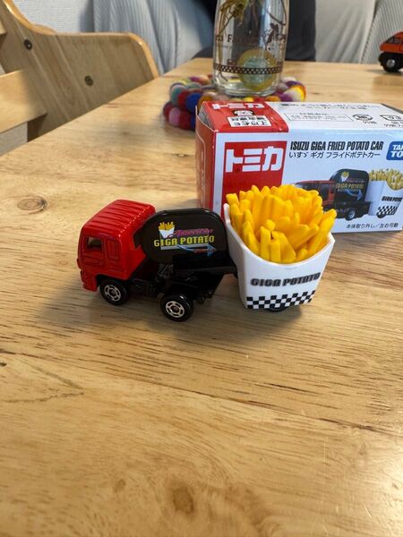 No.55 いすゞ ギガ フライドポテトカー (箱) (ノンスケール トミカ 824626)