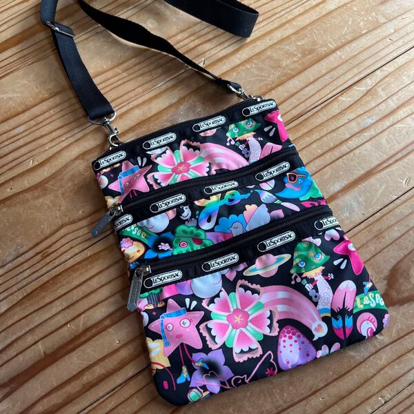 レスポートサック LeSportsac ショルダーバッグ 斜めがけバッグ 3ファスナーポケット