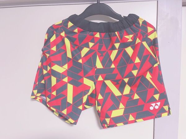 ヨネックス ハーフパンツ 柄 赤黄色