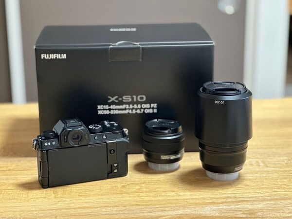 新品級FUJIFILM X-S10 ダブルレンズキット ブラック ミラーレス一眼(シャッター数666回)
