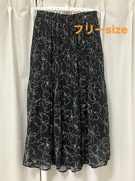 【新品 タグ付き】ロングスカート 黒 白 シック 花柄 ハイビスカス? 薄手(裏地あり)夏向き きれいめ
