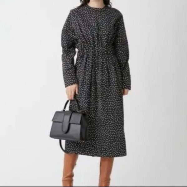 美品 Mila owen ドット柄長袖ワンピース ミラオーウェン 黒ブラック 膝下ワンピース オフィスカジュアル 水玉