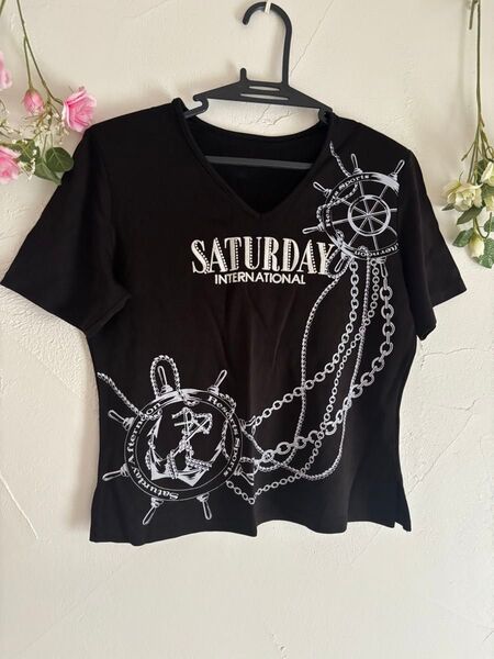 新品同様 黒ビジュー Tシャツ トップス ブラックVネック 半袖夏物 美品 カットソーロゴ刺繍 Mサイズ