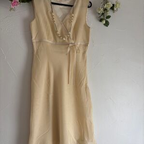 美品クリームベージュ パステルイエロー黄ひざ丈 ノースリーブワンピース Vネック りぼん清楚フォーマルドレス夏物Mサイズ9号