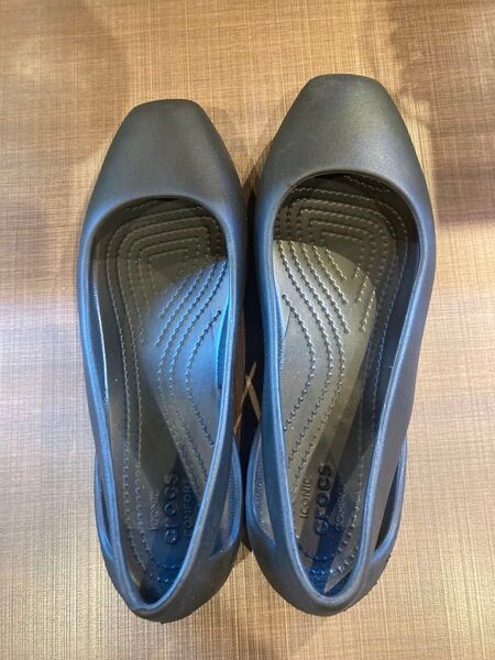 Crocs アイコニックコンフォートフラットシューズ ブラック 24cm