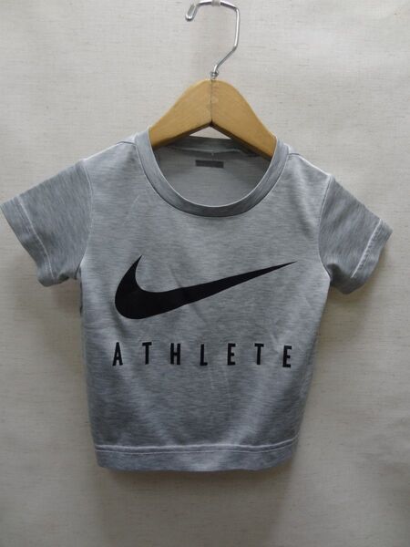 全国送料無料ナイキNIKE子供服キッズベビー前スウォッシュプリント半袖ポリエステル100%杢グレー色 Tシャツ85-90(2T)