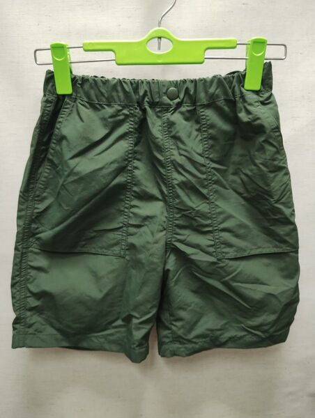 ほぼ新品 ユニクロ UNIQLO 子供服 男の子 カーキーグリーン色 ナイロン100% アジャスター付きショート パンツ 140
