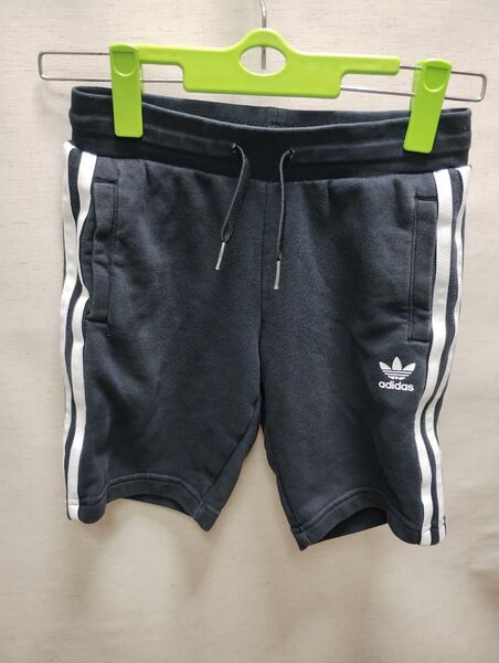 全国送料無料 アディダス adidas 子供服 男&女の子 スウェット素材 黒色 ショートパンツ 130
