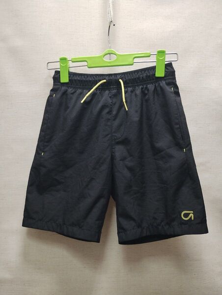 ほぼ新品 ギャップ キッズフィット GAP KIDS Fit子供服 男&女の子 裏地メッシュ付き黒色スポーツショートパンツ 130