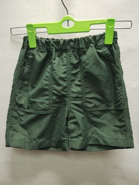 送料無料 ほぼ新品 ユニクロUNIQLO子供服 男&女の子 ナイロン100%素材緑色ウェストアジャスター付きショートパンツ 110