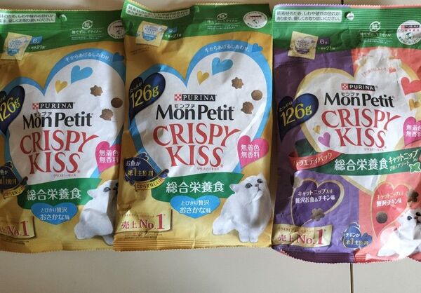 モンプチ クリスピーキッス 総合栄養食 とびきり贅沢おさかな味 126g×2袋とキャットニップ入り2種のアソート126gx1袋
