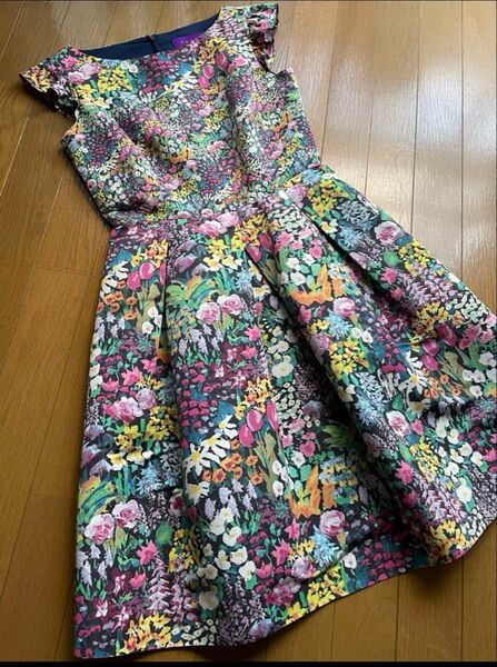 リバティー&トッカ コラボワンピース 即完売ワンピース美品花柄、パーティードレス、sサイズ