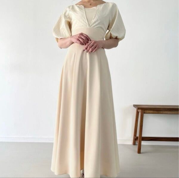 JUNOAH アイボリー キーネックレイヤードフレアワンピース L