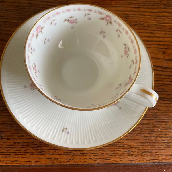 ノリタケ ティーカップ&ソーサー 小花柄 金縁 ピンク ホワイト 上品