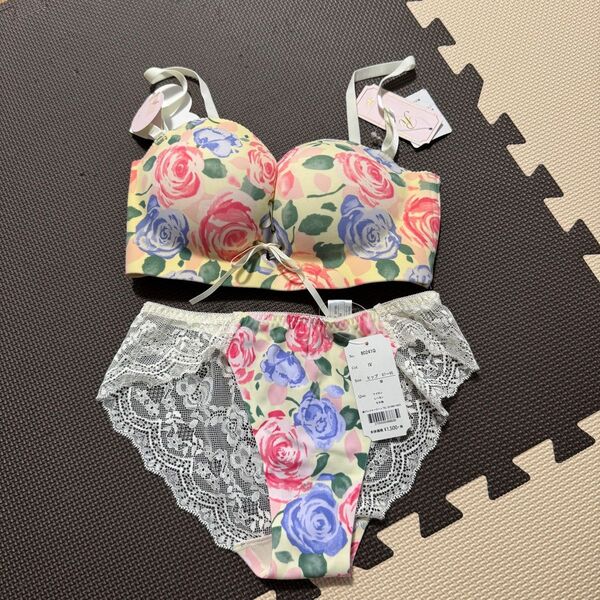 【新品タグ付き】ブラジャー パンツ 2点セット ブラショーツセット 上下セット C65 Mサイズ 花柄