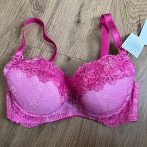 【新品タグ付き】 ブラジャー レース ブラ E65 ピンク 花柄 ストーン