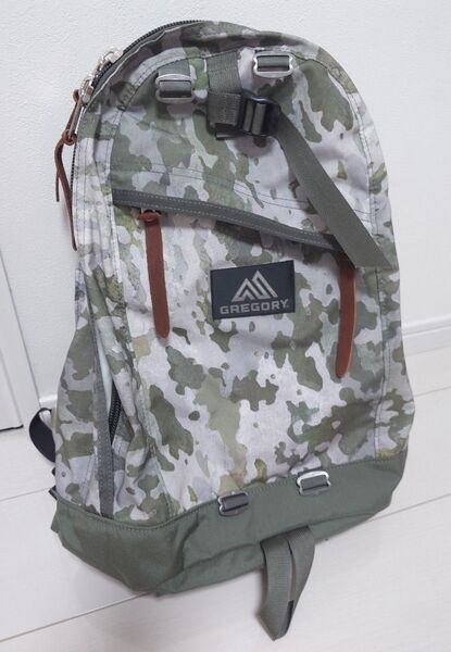 ★美品★ グレゴリー バックパック リュック 公式 デイパック 色: ツリーバークカモ現行モデル & バックル クリップ付き