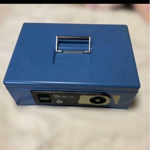 青いキャッシュボックス ロック機能付き PLUS CASH BOX E-20