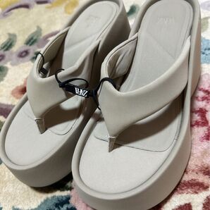 新品・トングサンダル
