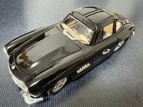 Mercedes-Benz(メルセデス・ベンツ)300SL 1/24スケールミニカー