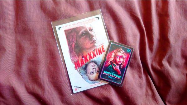 即日発送 MaXXXine マキシーン ムビチケ一般一名&ムビチケ特典ポストカードセット カード発送有り