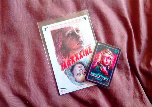 即日発送 MaXXXine マキシーン ムビチケ一般一名&ムビチケ特典ポストカードセット
