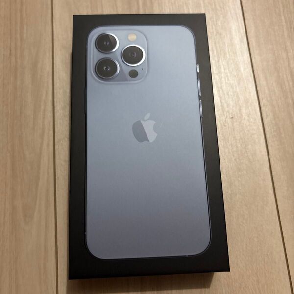 iPhone13pro シエラブルーの箱のみです。付属品は写真のとおりです。