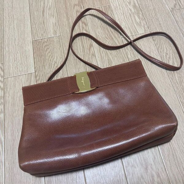 フェラガモ ヴァラリボンショルダーバッグ|Salvatore Ferragamo クラッチバッグ ブラウン